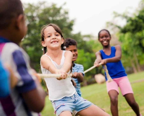 Juegos y actividades vivenciales para niños en campamento de verano