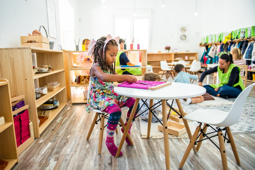 varios niños eligen sus materiales montessori con autonomía en el colegio montessori en madrid greenleaves montessori
