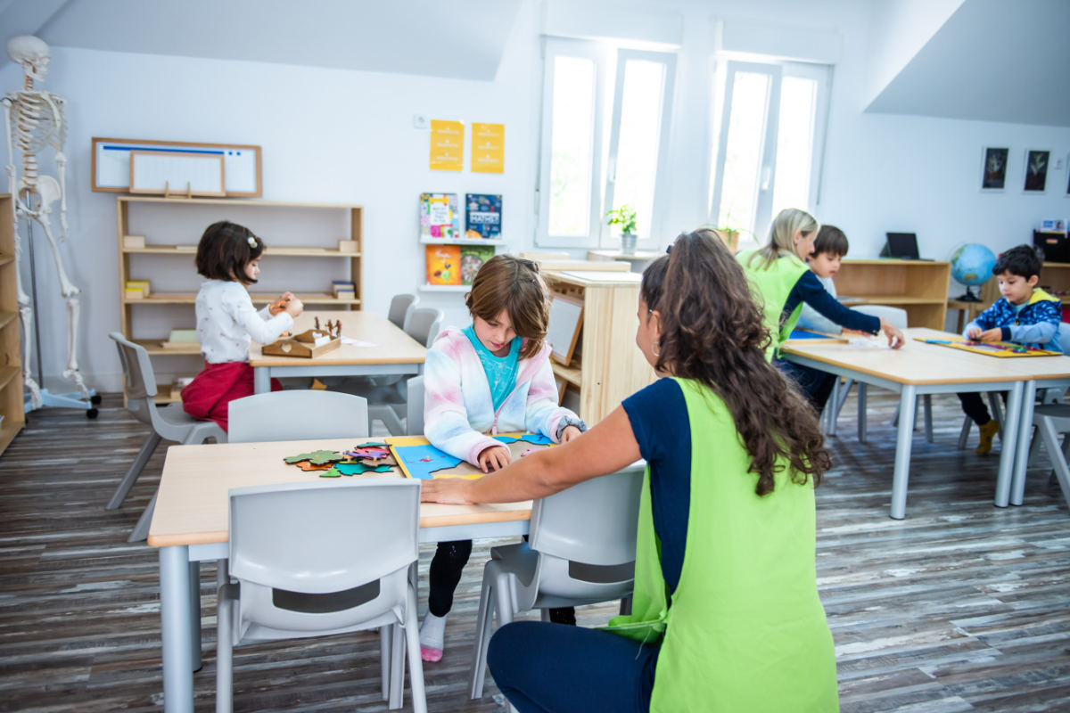 guías montessori con niños en el colegio ib greenleaves montessori de madrid